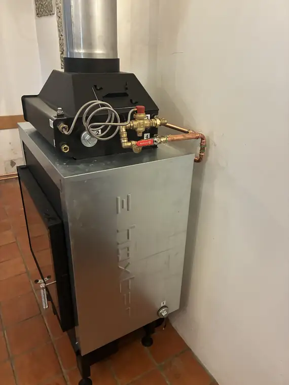 Detail napojení krbové vložky na otopnou soustavu