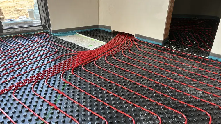 Rozvody podlahového topení v obývacím pokoji novostavby